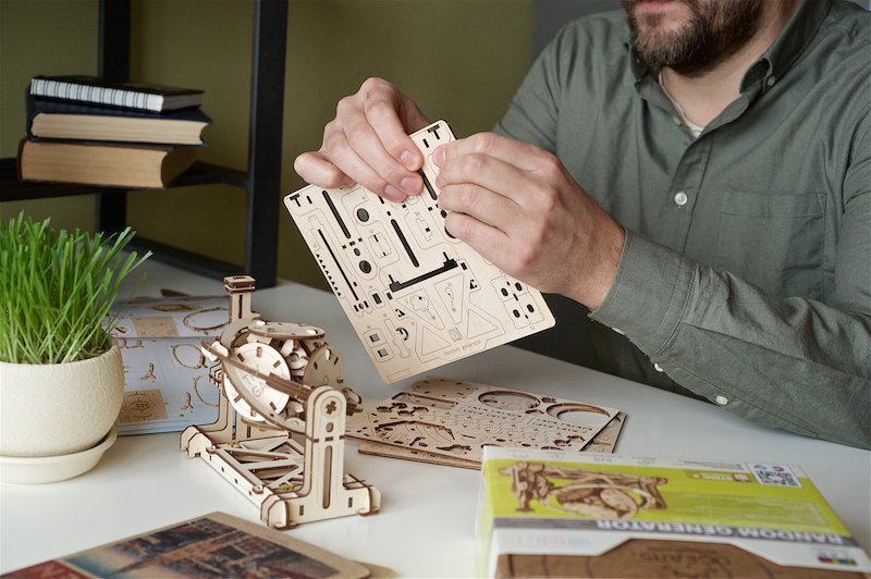 Générateur Aléatoire STEM Ugears – Puzzle 3d en bois 5 Générateur Aléatoire STEM Ugears – Puzzle 3d en bois 7