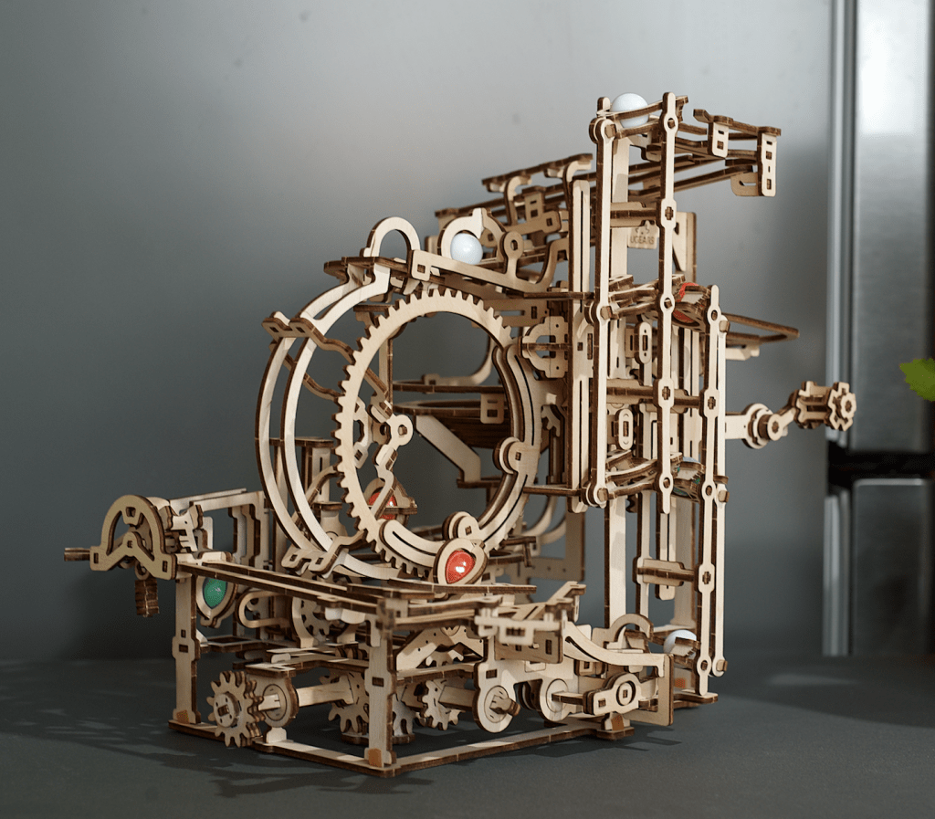 UGEARS Puzzle 3D Bois Kit - Circuit de Billes en Bois avec 10 Billes de