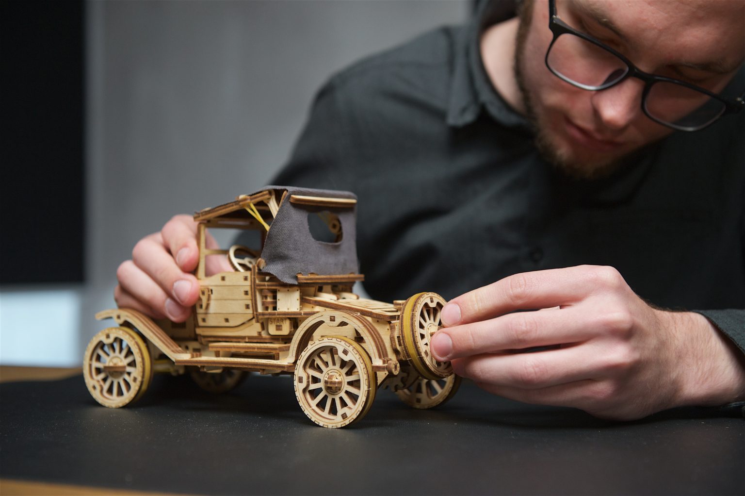 Ugears UGR-S à Trois Roues Maquette Bois 3D - Moto Tricycle Mécanique Avec Moteur Et Direction