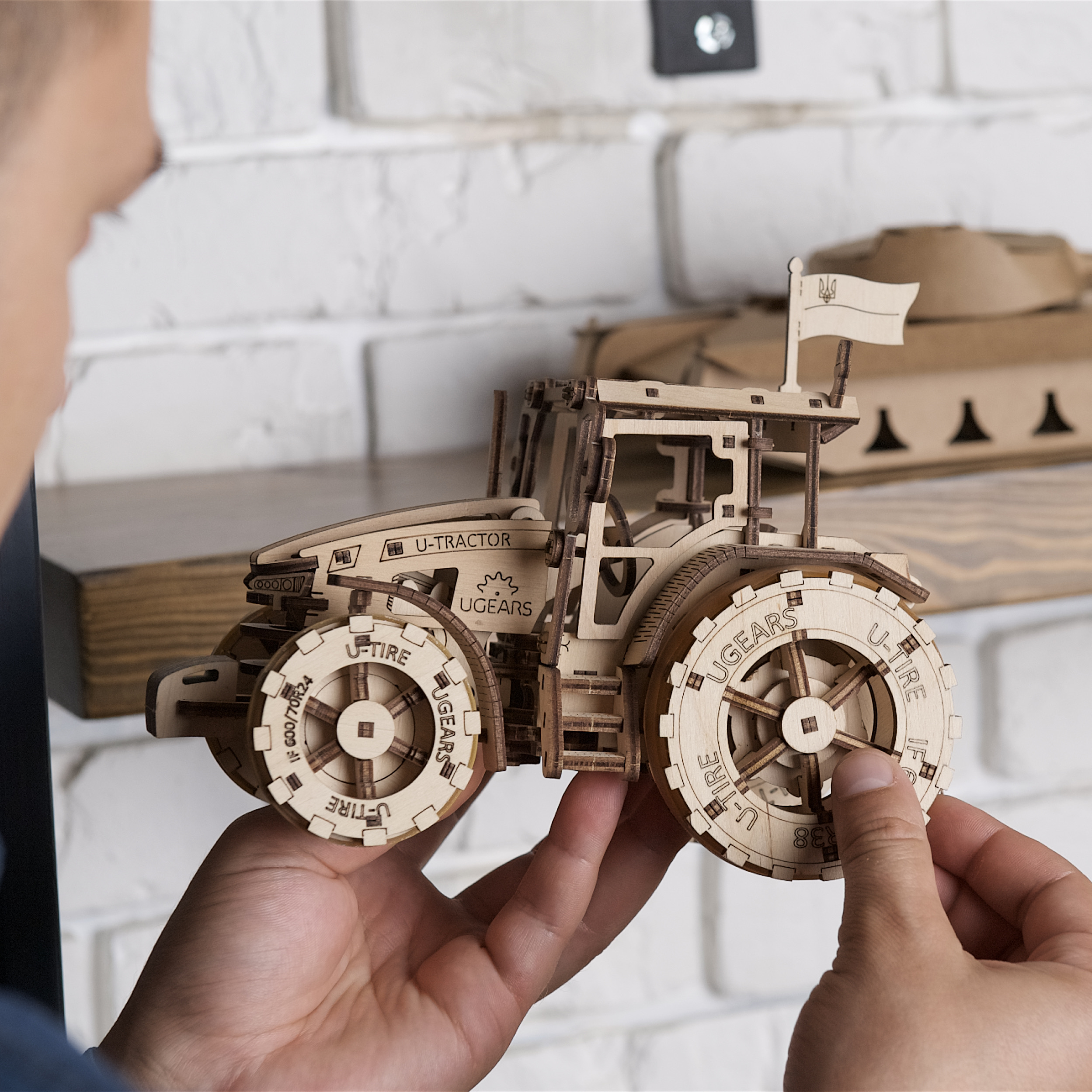 Le tracteur gagne- Puzzle 3D en bois + 1